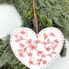 Herz-Aufhänger 10 cm Weiß-Rot handbemalt Weihnachtsschmuck Unikat – Bild 2